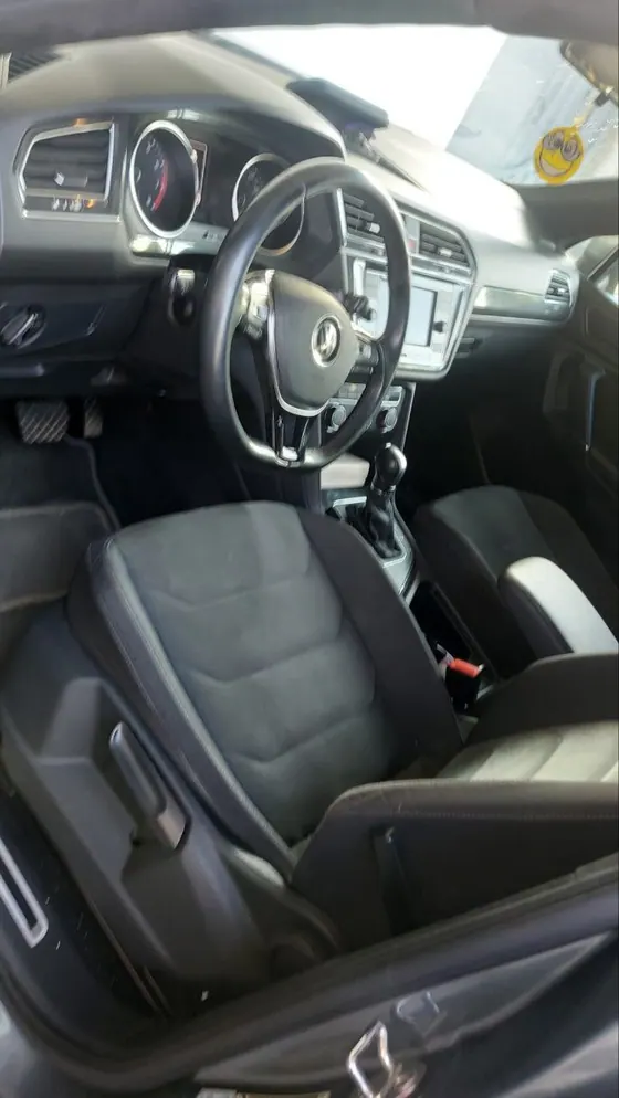 2020 Volkswagen Tiguan VIN 3VV1B7AX7LM083254 - photo 6 of 9
